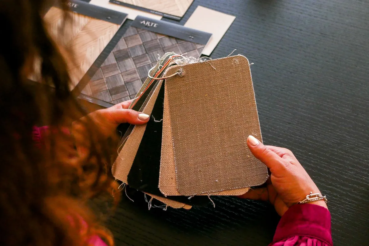 L’équipe du magazine réunie autour d’une table de travail
